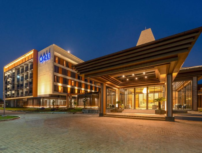 FOTO: Myze Hotel, berlokasi di Jalan Arya Wiraraja, Gedungan Timur, Kecamatan Batuan. Hotel ini menawarkan fasilitas premium seperti kolam renang, Jokotole Gym, Potre Koneng Spa, wifi, dan layanan kamar 24 jam, serta didesain untuk memberikan pengalaman menginap yang nyaman dan tak terlupakan. (Ist/wartazone.com)