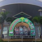 FOTO: Sederet hadiah menarik gebyar hadiah tabungan ukhuwah, dipajang depan kantor pusat BPRS Bhakti Sumekar, jalan Trunojoyo, Kota Sumenep. (Panji Agira/wartazone.com)