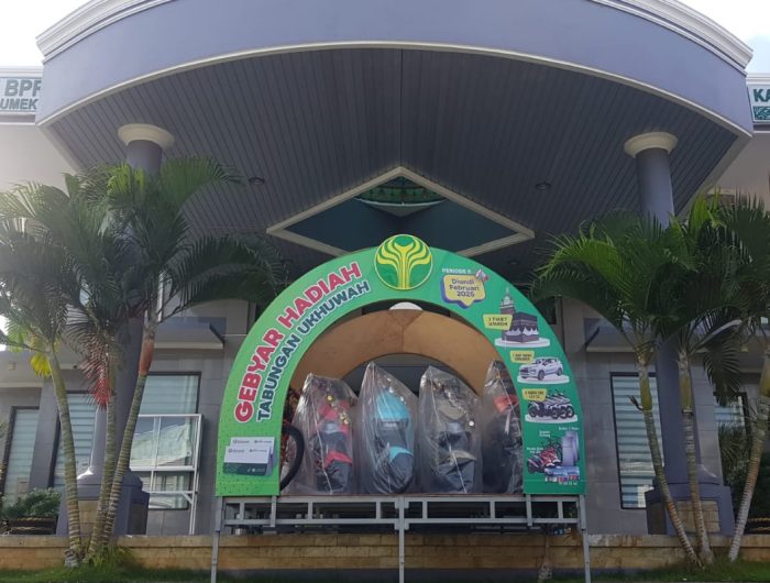 FOTO: Sederet hadiah menarik gebyar hadiah tabungan ukhuwah, dipajang depan kantor pusat BPRS Bhakti Sumekar, jalan Trunojoyo, Kota Sumenep. (Panji Agira/wartazone.com)