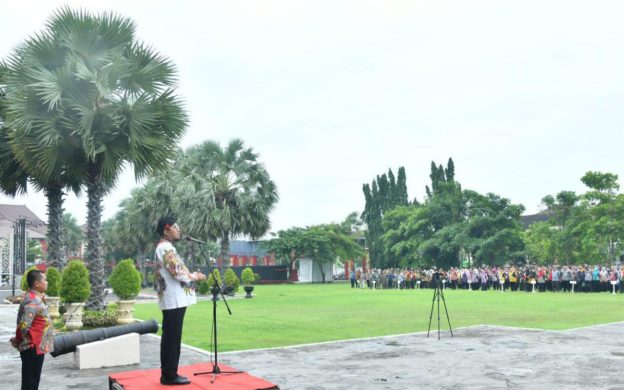 FOTO: Bupati Sumenep Achmad Fauzi Wongsojudo saat memimpin apel gabungan, di halaman kantor Pemkab Sumenep, Kamis (02 Januari 2025).