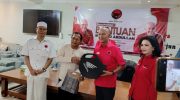 FOTO: Ketua Banggar DPR RI, MH. Said Abdullah, menyerahkan bantuan berupa motor baru dan uang tunai kepada Mohammad Noeruddin, seorang guru SMA Putra Banga, Desa Pajanangger, Pulau Kangean, Sumenep.