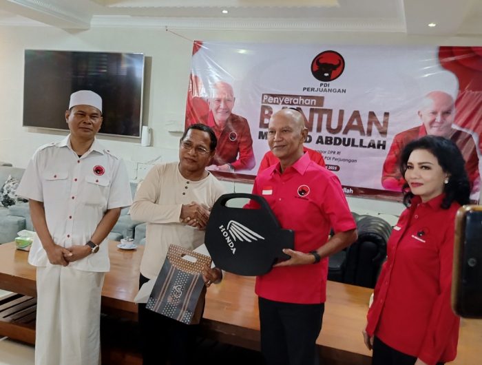 FOTO: Ketua Banggar DPR RI, MH. Said Abdullah, menyerahkan bantuan berupa motor baru dan uang tunai kepada Mohammad Noeruddin, seorang guru SMA Putra Banga, Desa Pajanangger, Pulau Kangean, Sumenep.