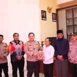 FOTO: Kapolres Sumenep AKBP Henri Noveri Santoso saat memberikan bantuan kepada Muhammad Noeruddin (52), warga Desa Pajenangger, Kecamatan Arjasa, Pulau Kangean, yang menjadi korban sepeda motornya dibakar oleh tersangka AQ.