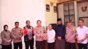 FOTO: Kapolres Sumenep AKBP Henri Noveri Santoso saat memberikan bantuan kepada Muhammad Noeruddin (52), warga Desa Pajenangger, Kecamatan Arjasa, Pulau Kangean, yang menjadi korban sepeda motornya dibakar oleh tersangka AQ.