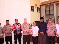 FOTO: Kapolres Sumenep AKBP Henri Noveri Santoso saat memberikan bantuan kepada Muhammad Noeruddin (52), warga Desa Pajenangger, Kecamatan Arjasa, Pulau Kangean, yang menjadi korban sepeda motornya dibakar oleh tersangka AQ.