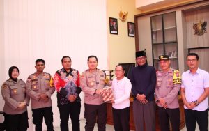 Kapolres Sumenep Beri Perlindungan dan Bantuan Kepada Guru yang Motornya Dibakar di Kangean