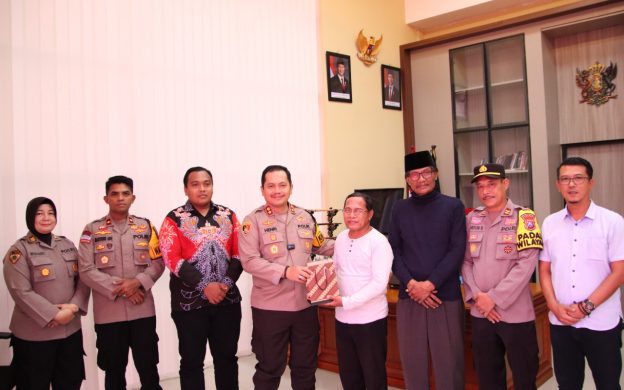 FOTO: Kapolres Sumenep AKBP Henri Noveri Santoso saat memberikan bantuan kepada Muhammad Noeruddin (52), warga Desa Pajenangger, Kecamatan Arjasa, Pulau Kangean, yang menjadi korban sepeda motornya dibakar oleh tersangka AQ.