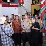 Foto: Kapolres Sumenep, AKBP Henri Noveri Santoso, melaksanakan pengecekan dan sterilisasi di Klenteng Pao Sian Lin Kong, yang berlokasi di Jalan Slamet Riyadi, Desa Pabian, Kecamatan Kota Sumenep, Kabupaten Sumenep. Selasa (28 Januari 2025) malam.