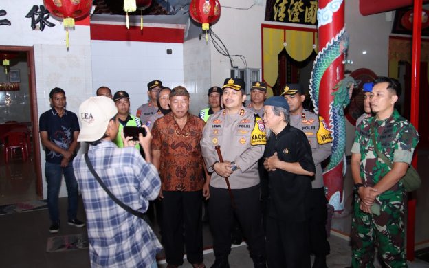 Foto: Kapolres Sumenep, AKBP Henri Noveri Santoso, melaksanakan pengecekan dan sterilisasi di Klenteng Pao Sian Lin Kong, yang berlokasi di Jalan Slamet Riyadi, Desa Pabian, Kecamatan Kota Sumenep, Kabupaten Sumenep. Selasa (28 Januari 2025) malam.
