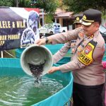 FOTO: Kapolres Sumenep, AKBP Henri Noveri Santoso, saat menabur 12.000 benih ikan di kolam Polres Sumenep, Jl Urip Sumoharjo Nomor 35 Desa Pabian Kecamatan Kota Sumenep Kabupaten Sumenep, Rabu (29/1/2025).