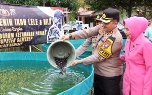 Dukung Program Ketahanan Pangan, Kapolres Sumenep Tabur 12 Ribu Benih Ikan