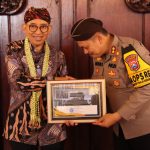 Foto: Kapolres Sumenep AKBP Henri Noveri Santoso menerima piagam penghargaan dari Menteri Kebudayaan Republik Indonesia, Fadli Zon di acara peresmian Yayasan Helmi ART Museum Sumenep dan Besalen Santoso Sera Barat, Kecamatan Bluto, Kamis (30/01/2025).