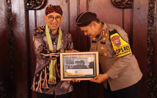 Foto: Kapolres Sumenep AKBP Henri Noveri Santoso menerima piagam penghargaan dari Menteri Kebudayaan Republik Indonesia, Fadli Zon di acara peresmian Yayasan Helmi ART Museum Sumenep dan Besalen Santoso Sera Barat, Kecamatan Bluto, Kamis (30/01/2025).