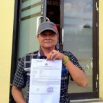 FOTO: Paman korban, Agus (47) saat menunjukkan tanda bukti lapor di Mapolres Sumenep, Senin 17 Februari 2025. (Panji Agira/wartazone.com)