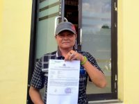 FOTO: Paman korban, Agus (47) saat menunjukkan tanda bukti lapor di Mapolres Sumenep, Senin 17 Februari 2025. (Panji Agira/wartazone.com)