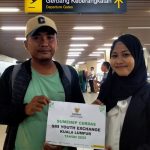 FOTO: Syofiatul Hasanah (Kanan), peserta program International Volunteer Chapter Malaysia yang diselenggarakan oleh Yayasan Indonesia Muda Berdedikasi, menerima apresiasi dari Baznas Sumenep. (Panji Agira/wartazone.com)