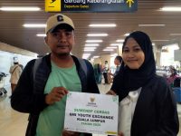 FOTO: Syofiatul Hasanah (Kanan), peserta program International Volunteer Chapter Malaysia yang diselenggarakan oleh Yayasan Indonesia Muda Berdedikasi, menerima apresiasi dari Baznas Sumenep. (Panji Agira/wartazone.com)