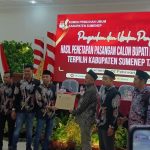 FOTO: KPU Kabupaten Sumenep menggelar acara penyerahan Surat Keputusan (SK) pengesahan dan usulan pengesahan Bupati dan Wakil Bupati Sumenep terpilih, di Hotel El-Malik, Jalan Hos Cokro Aminoto Nomor 09, Kecamatan Kota Sumenep, Jumat (7 Februari 2025).