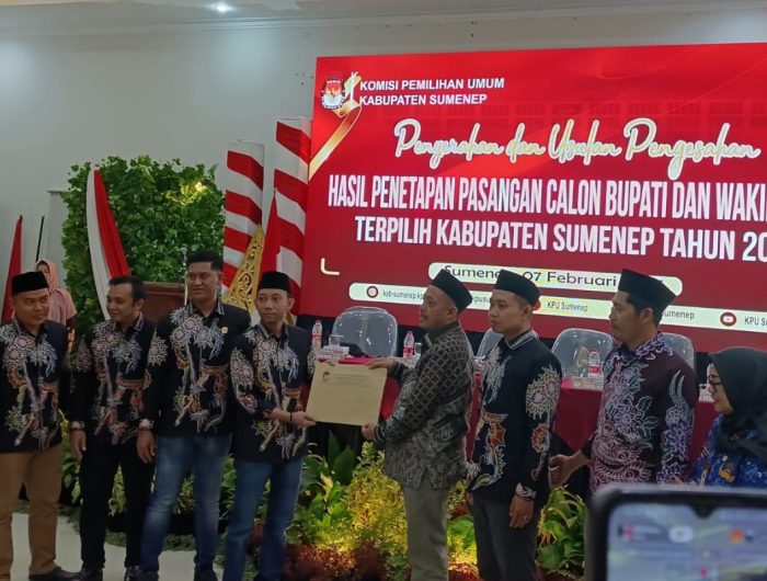 FOTO: KPU Kabupaten Sumenep menggelar acara penyerahan Surat Keputusan (SK) pengesahan dan usulan pengesahan Bupati dan Wakil Bupati Sumenep terpilih, di Hotel El-Malik, Jalan Hos Cokro Aminoto Nomor 09, Kecamatan Kota Sumenep, Jumat (7 Februari 2025).