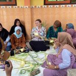 FOTO: Maria Defabio, guru tamu asal negeri Paman Sam, Amerika Serikat, saat belajar membuat ketupat dari daun siwalan saat berada di SDN Romben Rana, Kecamatan Dungkek, Kabupaten Sumenep. Sabtu (22 Februari 2025).