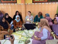 FOTO: Maria Defabio, guru tamu asal negeri Paman Sam, Amerika Serikat, saat belajar membuat ketupat dari daun siwalan saat berada di SDN Romben Rana, Kecamatan Dungkek, Kabupaten Sumenep. Sabtu (22 Februari 2025).