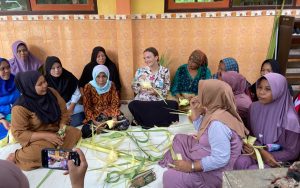 FOTO: Maria Defabio, guru tamu asal negeri Paman Sam, Amerika Serikat, saat belajar membuat ketupat dari daun siwalan saat berada di SDN Romben Rana, Kecamatan Dungkek, Kabupaten Sumenep. Sabtu (22 Februari 2025).