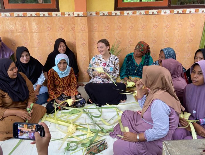 FOTO: Maria Defabio, guru tamu asal negeri Paman Sam, Amerika Serikat, saat belajar membuat ketupat dari daun siwalan saat berada di SDN Romben Rana, Kecamatan Dungkek, Kabupaten Sumenep. Sabtu (22 Februari 2025).
