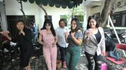 FOTO: Para artis grup musik New Putramega Surabaya, saat menghibur kegiatan donor darah dalam rangka HPN 2025 yang digelar PWI Jatim bersama Unit Transfusi Darah (UTD) PMI Kota Surabaya, Sabtu (22/2/2025).