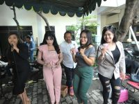 FOTO: Para artis grup musik New Putramega Surabaya, saat menghibur kegiatan donor darah dalam rangka HPN 2025 yang digelar PWI Jatim bersama Unit Transfusi Darah (UTD) PMI Kota Surabaya, Sabtu (22/2/2025).