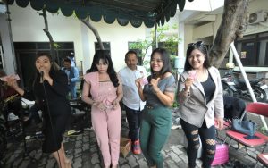 FOTO: Para artis grup musik New Putramega Surabaya, saat menghibur kegiatan donor darah dalam rangka HPN 2025 yang digelar PWI Jatim bersama Unit Transfusi Darah (UTD) PMI Kota Surabaya, Sabtu (22/2/2025).
