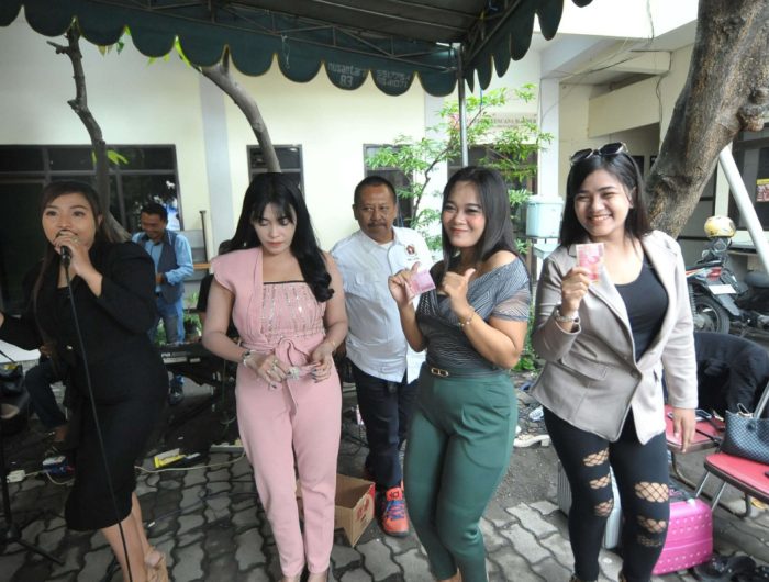 FOTO: Para artis grup musik New Putramega Surabaya, saat menghibur kegiatan donor darah dalam rangka HPN 2025 yang digelar PWI Jatim bersama Unit Transfusi Darah (UTD) PMI Kota Surabaya, Sabtu (22/2/2025).