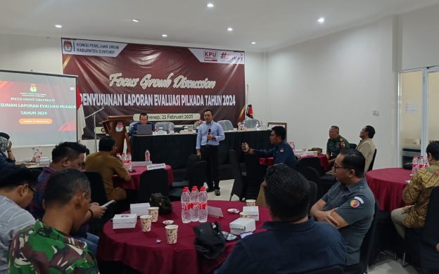FOTO: Malik Mustafa, Komisioner KPU Sumenep saat memimpin jalannya focus group discussion (FGD) penyusunan laporan evaluasi Pilkada tahun 2024. Selasa (25 Februari 2025), di hotel El-Malik yang berlokasi di Jalan Hos Cokroaminoto Pajagalan Kecamatan Kota Sumenep.
