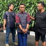 FOTO: Tim Gabungan Unit Resmob Polres Sumenep dan Unit VI Siber Polres Malang saat mengamankan terduga pelaku rudapaksa (mengenakan jaket) terhadap anak tirinya asal Pulau Giliraja, Kecamatan Giligenting. Senin (24 Februari 2025) pukul 22.30 WIB.