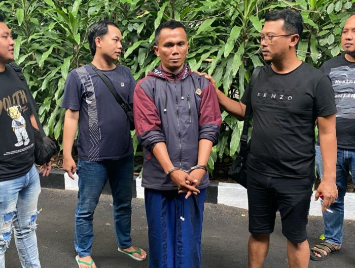 FOTO: Tim Gabungan Unit Resmob Polres Sumenep dan Unit VI Siber Polres Malang saat mengamankan terduga pelaku rudapaksa (mengenakan jaket) terhadap anak tirinya asal Pulau Giliraja, Kecamatan Giligenting. Senin (24 Februari 2025) pukul 22.30 WIB.