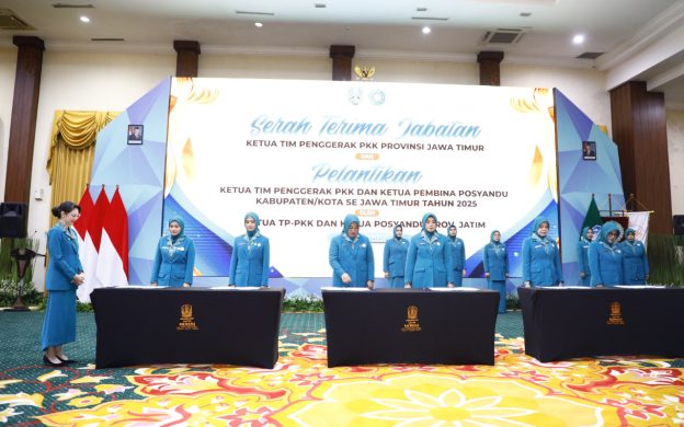 FOTO: Serah terima jabatan Ketua Tim Penggerak (TP) Pemberdayaan Kesejahteraan Keluarga (PKK) dan Ketua Pembina Posyandu Kabupaten Sumenep, periode 2025-2030 di Gedung Grahadi, Surabaya, Minggu (2/3/2025).