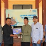 FOTO: Penyerahan bantuan sarung dari Husky-CNOOC Madura Limited (HCML) saat Safari Ramadan, di balai desa Aeng Anyar, Kecamatan Giligenting, Kabupaten Sumenep.