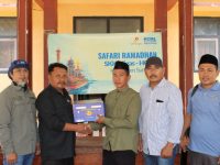 FOTO: Penyerahan bantuan sarung dari Husky-CNOOC Madura Limited (HCML) saat Safari Ramadan, di balai desa Aeng Anyar, Kecamatan Giligenting, Kabupaten Sumenep.