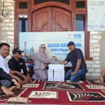FOTO: Perwakilan HCML Aliyatin menyerahkan bantuan sarung kepada Kepala Desa Jate, Lismawati, di Sekretariat Lembaga Berdaya Sejahtera (Bahtera), Pulau Giliraja, Sabtu (8 Maret 2025).