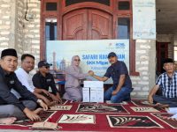 FOTO: Perwakilan HCML Aliyatin menyerahkan bantuan sarung kepada Kepala Desa Jate, Lismawati, di Sekretariat Lembaga Berdaya Sejahtera (Bahtera), Pulau Giliraja, Sabtu (8 Maret 2025).