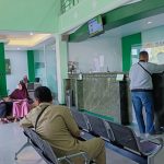 RAMAH: Pelayanan terhadap nasabah di Bank BPRS Bhakti Sumekar Sumenep terpantau ramai dan teratur. (Panji Agira/wartazone.com)