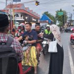 FOTO: Pengurus IWO Pamekasan saat menggelar aksi sosial dengan membagikan takjil gratis kepada masyarakat di perempatan Jalan Pamekasan – Sumenep, Kabupaten Pamekasan, Senin (11/03/2025).