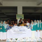 FOTO: Pengurus PIKK dan Srikandi PLN UP3 Madura berfoto bersama anak-anak panti asuhan usai menyalurkan bantuan sembako, Jumat (14/3/2025).