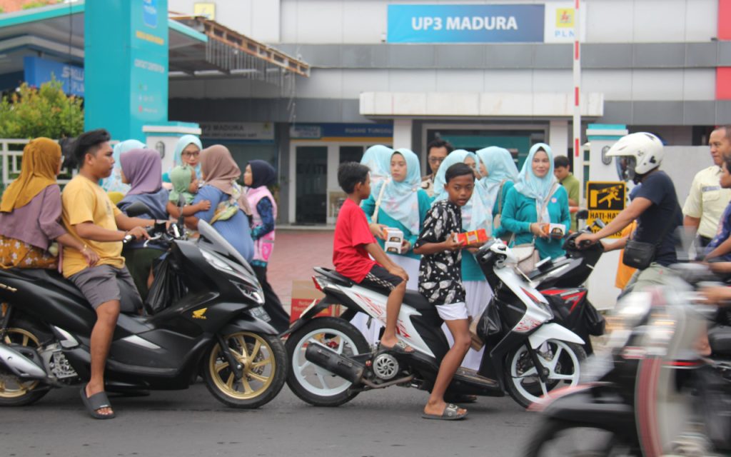 Srikandi dan PIKK PLN UP3 Madura Bagikan Ratusan Takjil, Tebar Berkah di Bulan Ramadan