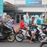 FOTO: Anggota Srikandi dan PIKK PLN UP3 Madura membagikan takjil gratis kepada pengendara di depan Kantor PLN UP3 Madura, Pamekasan, Jumat (14/3/2025).