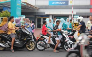 Srikandi dan PIKK PLN UP3 Madura Bagikan Ratusan Takjil, Tebar Berkah di Bulan Ramadan