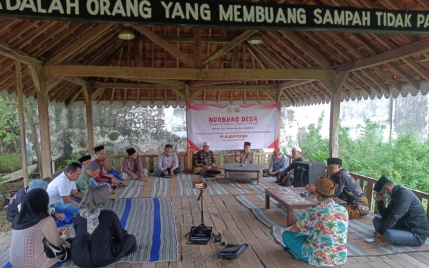 FOTO: Pengurus PABPDSI Kabupaten Sumenep saat menggelar kegiatan Ngobras Desa di Cafe Kanca Kona desa Babbalan. Jum'at, 14 Maret 2025.