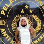 FOTO: Nur Azizah (35), warga Dusun Ombul, Desa Jate, Pulau Giliraja, Kecamatan Giligenting, Kabupaten Sumenep, melaporkan suaminya, HY alias Eeng, ke Polres setempat atas dugaan penelantaran dalam rumah tangga. (Ist/wartazone.com)