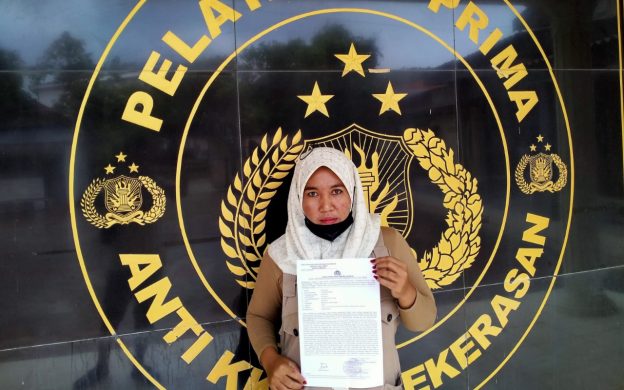 FOTO: Nur Azizah (35), warga Dusun Ombul, Desa Jate, Pulau Giliraja, Kecamatan Giligenting, Kabupaten Sumenep, melaporkan suaminya, HY alias Eeng, ke Polres setempat atas dugaan penelantaran dalam rumah tangga. (Ist/wartazone.com)