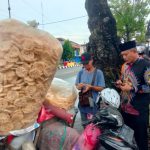 FOTO: Direktur Utama BPRS Bhakti Sumekar, H. Hairil Fajar, saat memborong dagangan seorang penjual kerupuk yang berjualan di Jalan Trunojoyo, Kota Sumenep.