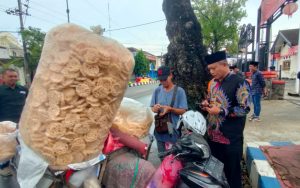 Dirut BPRS Bhakti Sumekar Borong Dagangan Kerupuk, Bagikan kepada Pengguna Jalan